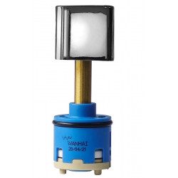 Prepínač s ovládačom pre podomietkovú batériu, chróm